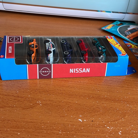 HOT WHEELS JDM CLASSIC NISSAN SET 2023 - Picture 5 of 6
